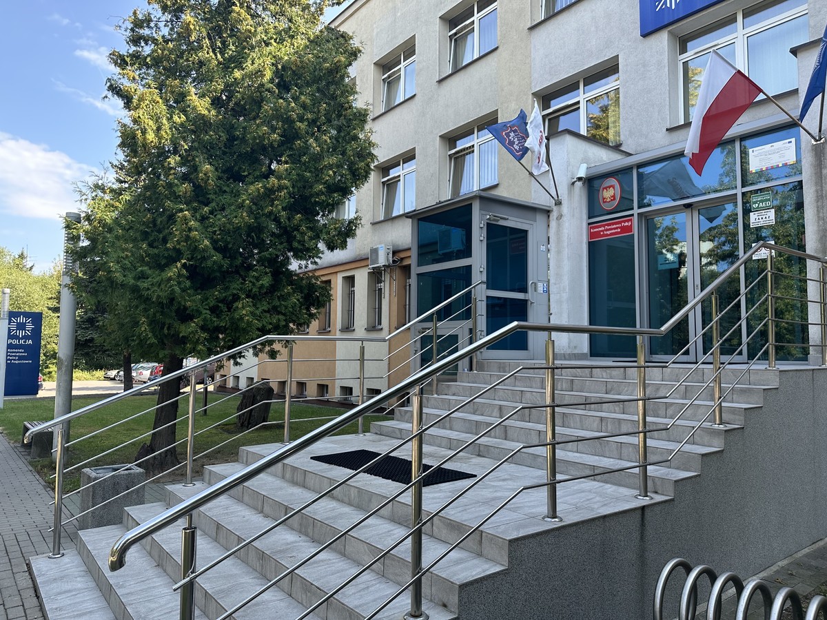 Wejście do Komendy Powiatowej Policji w Augustowie