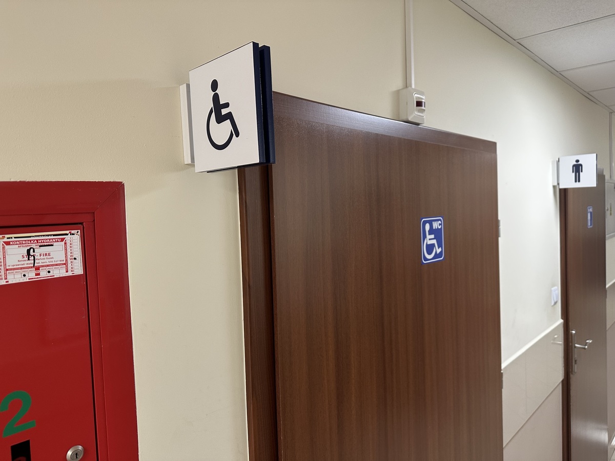 Toaleta dla interesantów dostosowana do potrzeb osób z niepełnosprawnościami
