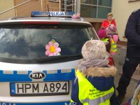 radiowóz z kwiatkami od dzieci