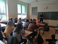 Policjantka rozmawia z uczniami Szkoły Podstawowej nr 2 w Augustowie o konsekwencjach prawnych.