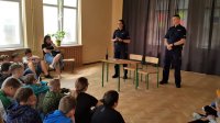 Policjanci podczas spotkania z uczniami Szkoły Podstawowej nr 6 w Augustowie.