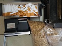 Zabezpieczone przez policjantów 4,5 kg suszu tytoniu bez polskich znaków akcyzy.
