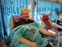 Komendant Powiatowy Policji w Augustowie oddaje krew.