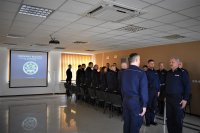 Naczelnik Wydziału Prewencji składa meldunek Komendantowi Powiatowemu Policji w Augustowie.