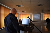 Komendant opowiada o przestępczości wykrytej na terenie powiatu augustowskiego.
