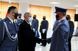 starosta augustowski wręcza wyróżnienie policjantowi w umundurowaniu galowym